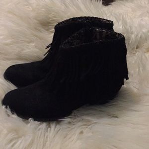 |:| Perfect black boots for a winter day |:|